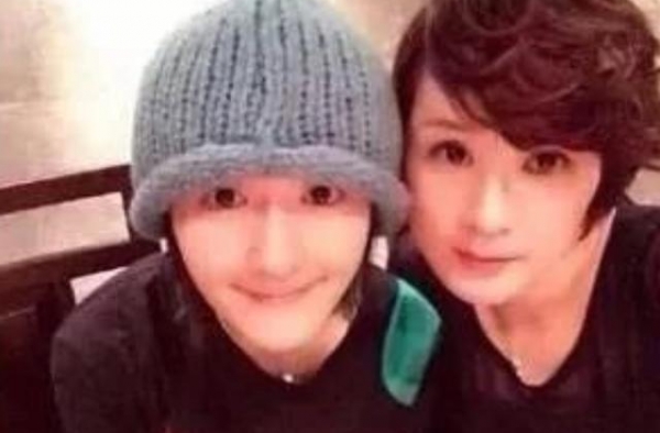 谢娜是乐华第1位艺人，其他人忙着认师姐，唯独他们不轻易鞠躬