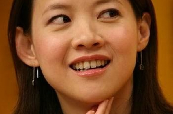 曾宝仪素颜被拍到了，确实是老的挺快的，她为何至今不婚不育？