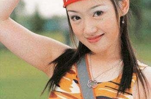还记得《粉红女郎》里的哈妹吗？她现在长这样