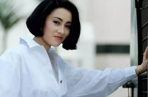 她是“最丑谋女郎”，出道30年只演富婆，56岁仅谈过一次恋爱