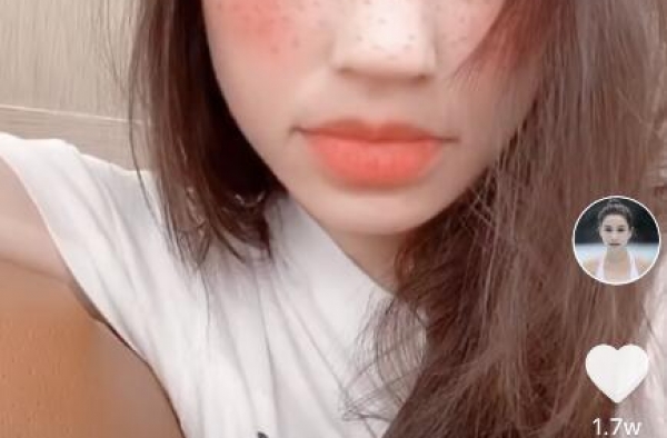 何超莲窦骁同居再添实锤？女方自拍臭美，窦骁在一旁哼歌秀恩爱