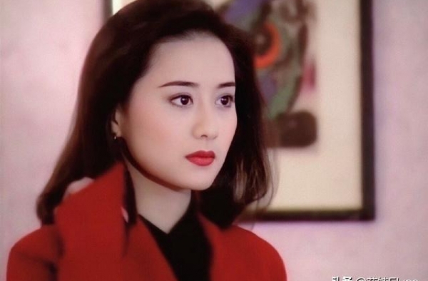 46岁陈德容让人自卑，大把年纪穿半裙比95后还嫩，不愧琼女郎