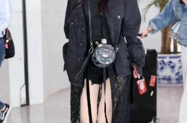 李小璐带女儿甜馨亮相机场，母女俩穿亲子装，一大一小真养眼