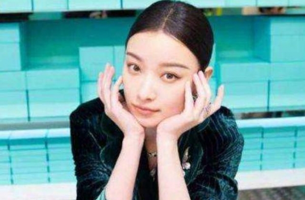 跟冯绍峰交往三年，却被赵丽颖“截胡”？如今31岁不敢接受采访