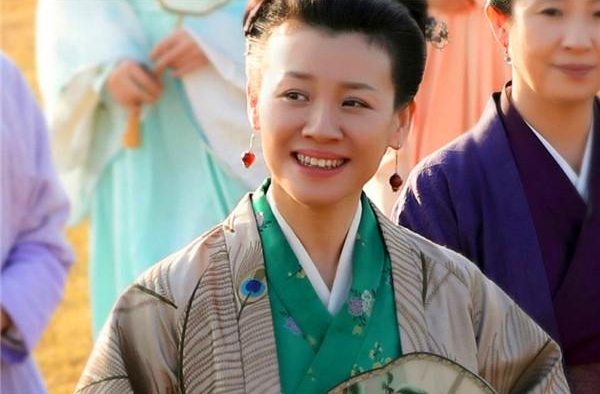 王若弗在王家并不得母亲待见，为何还养成了毫无城府的性格呢？