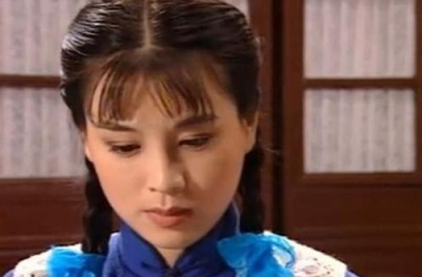 生下孩子就被抛弃的“荧屏古装第一美人”，如今过的怎么样