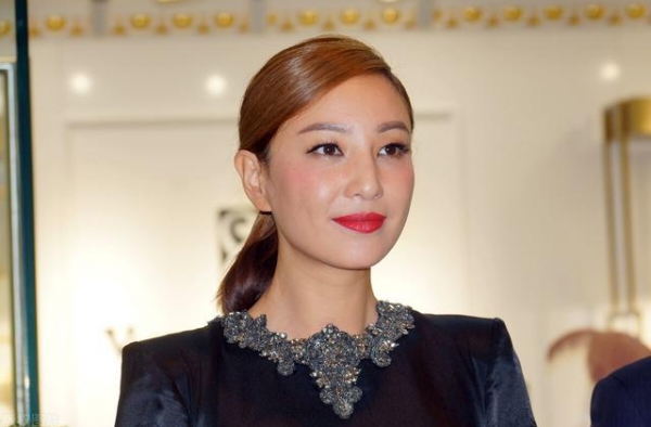 老婆再度翻红感情岌岌可危，不愿两地分居，无奈购置豪宅举家搬迁