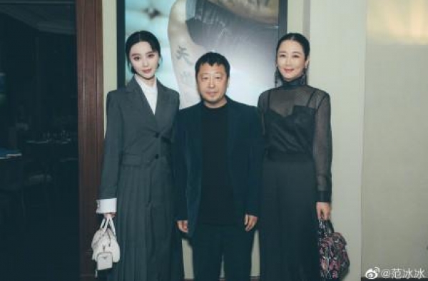 范冰冰舍娇兰女王红低调出席艺术展，礼貌着装细节上给足赵涛面子