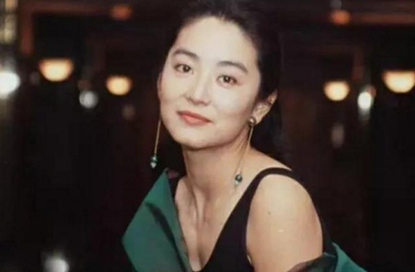 年轻时秒杀林青霞，怀孕8次只为生儿子，47岁被周星驰再次捧红