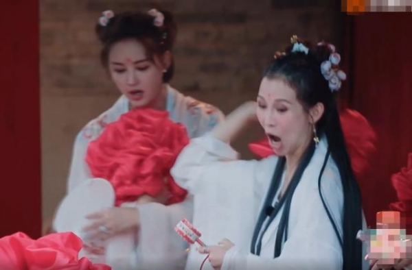 蔡少芬抛绣球，被沙溢接到了，谁注意胡可和张晋的反应？暴露情商