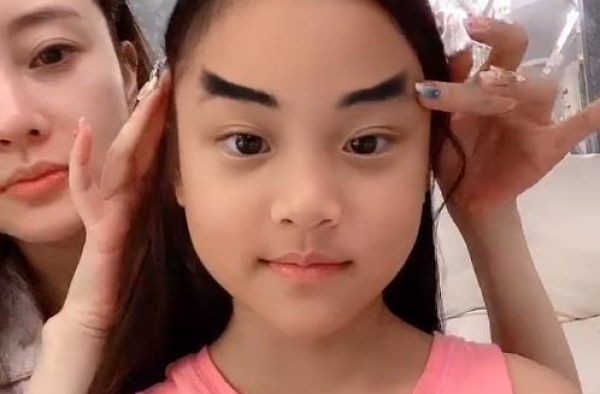 李小璐晒甜馨扮丑视频，只顾自己漂亮，女儿被说黝黑邋遢像土妞