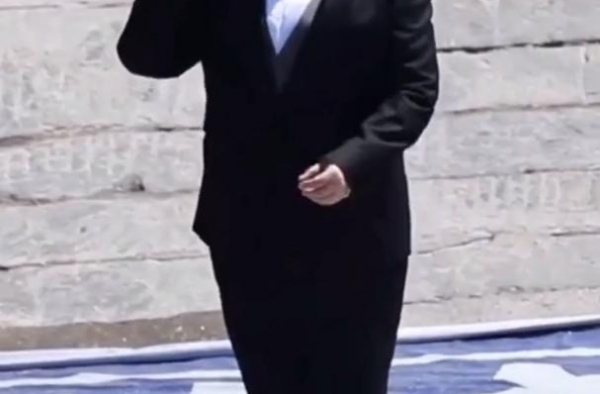 韩红减肥成功！身材瘦到完全撑不住衣服，网友直呼模样大变认不出
