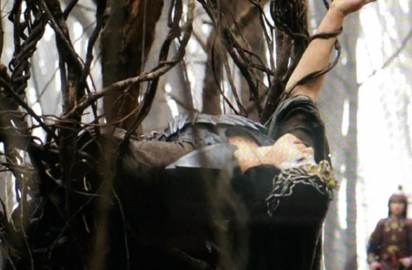 巩俐《花木兰》幕后照曝光 扮女巫仙被捆绑