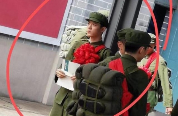 大红花后，肖战《王牌》赤膊照曝光，眉头紧锁是被钟楚曦吵到了？