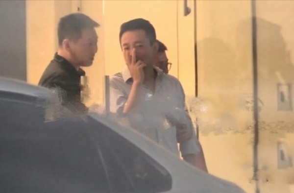 汪小菲深夜借酒消愁？因嫌大S不工作被吐槽，老婆贱卖豪宅疑破产