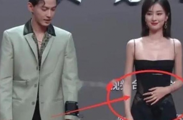 女明星为何大多都要捂着肚子走红毯？看到乔欣放下手后，瞬间秒懂