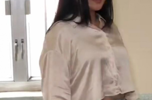 54岁李丽珍近况罕曝光，身材走样虎背熊腰，出席活动衣服太掉价