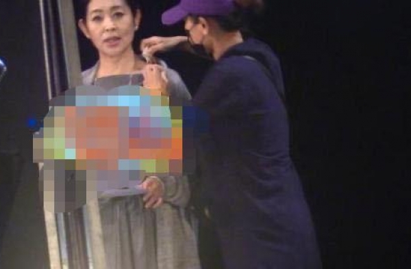 61岁倪萍近照曝光，拍摄广告气质优雅，频练台词反遭质疑？