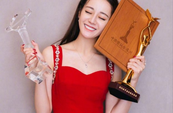 风评被害！迪丽热巴拉低金鹰奖含金量，惹新任金鹰女神被群嘲