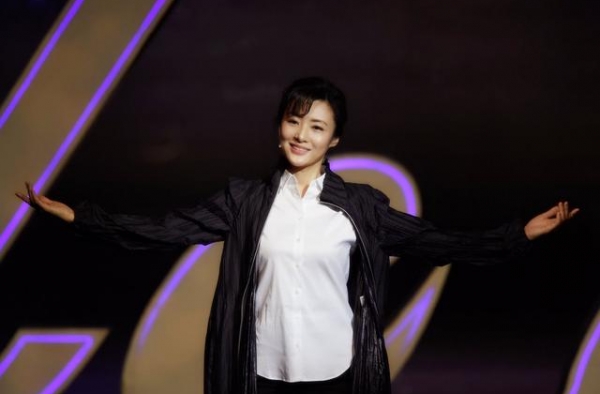 51岁周涛终于高调，穿碎花裙减龄还不够，精美编发少女感太明显