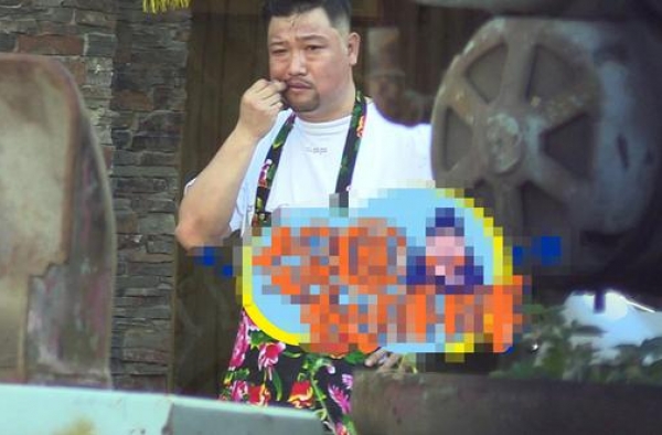 贾冰院内带老婆＂兜风＂，和美妻同框似两代人，曾被说老牛吃嫩草