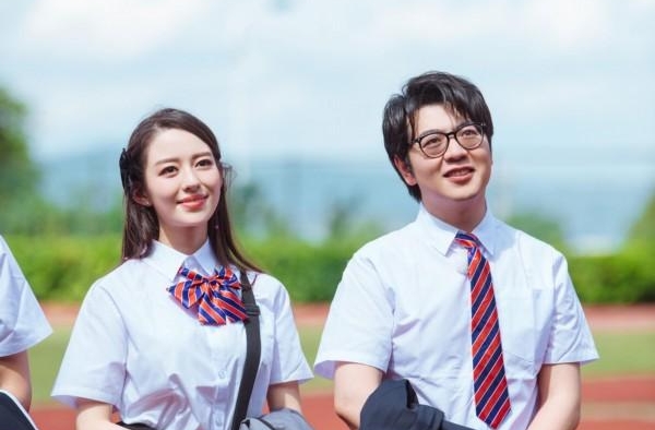 朗朗吉娜穿制服拍校园风写真，比心甜笑初恋感十足