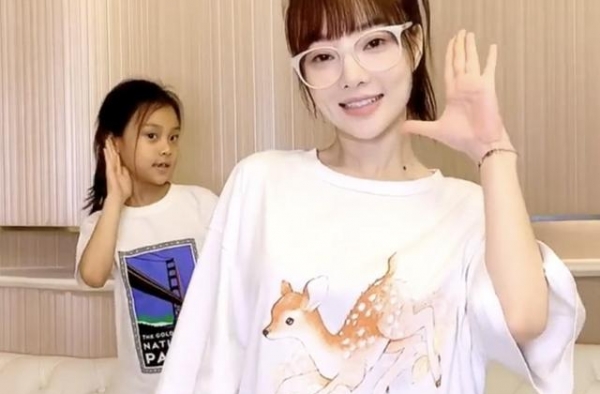 李小璐与甜馨温馨互动，美甲款式实力抢镜，真不怕划伤女儿的脸？