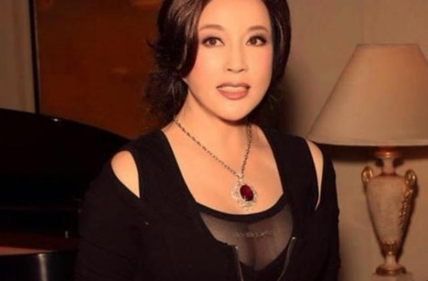 刘晓庆再次出演少女，剧照流出后惹争议，65岁演少女略显尴尬