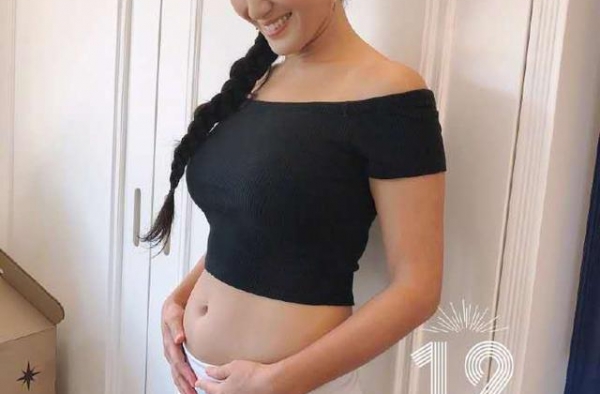港姐原子慧发怀孕照片，郑佩佩升级当姥姥，母女俩长相似复制粘贴