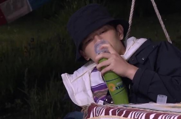 杨超越给邓伦夹菜，他下意识动作圈粉无数，网友：单身人士的自觉