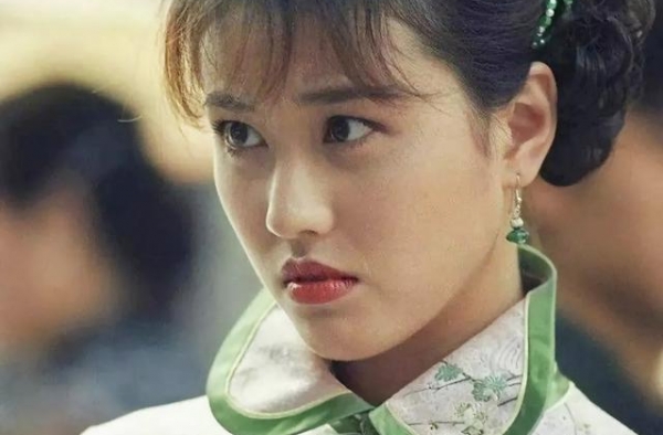 她才是真正“冻龄”女神，53岁上节目似少女，同框主持人太尴尬