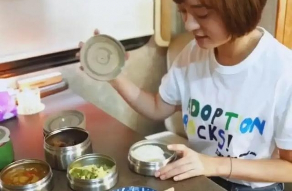 38岁孙俪深夜晒美食，素颜出镜惹争议，网友：老了许多
