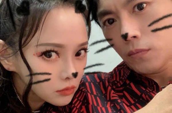 动不动穿成00后，52岁还想拼三胎，她把姐弟恋演绎到极致了