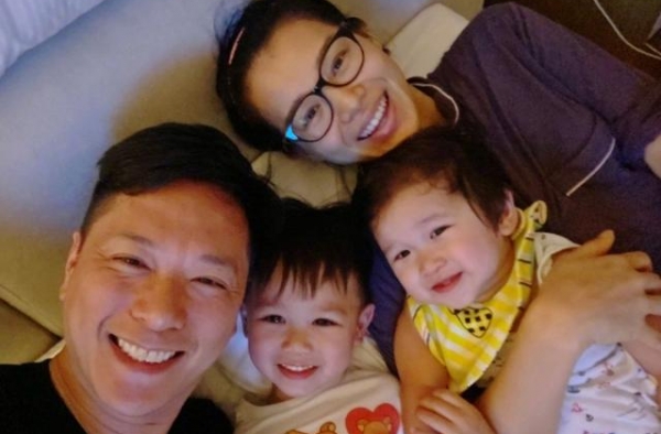 李奕霆一大早受伤，胡杏儿老公却笑个不停，父子俩配合度令人羡慕