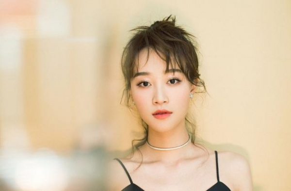 为好资源放弃成团？蓝盈莹演冯小刚新剧，站C位风头压女主王珞丹