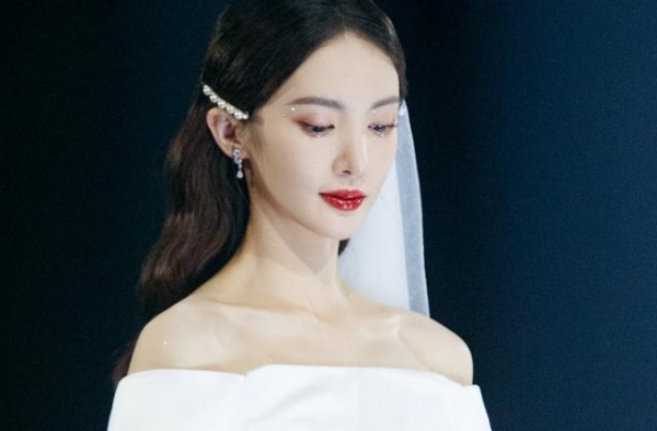 《浪姐》刚结束，金晨就戏约不断，手持李一桐照片庆生好抢眼