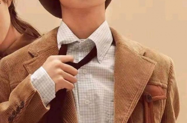 男明星的仰脸照：王一博变样、李易峰显胖，杨洋、鹿晗好精致