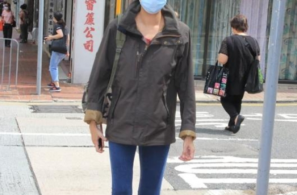 47岁吴绮莉涉交通事故，孤零一人现身警署，冬装夏穿只为减肥