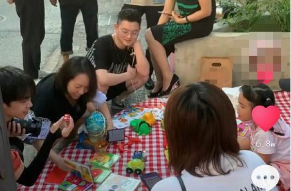 包贝尔5岁女儿摆地摊，爸爸默默观察眼神宠溺，顾客太多忙不过来