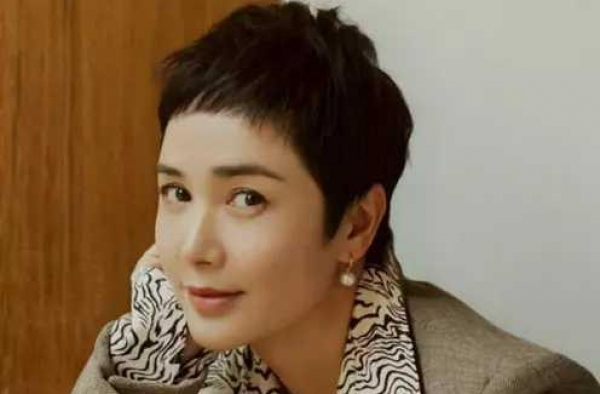 蒋雯丽将外甥女捧成影后，却很少提儿子，看了她儿子照片：难怪！