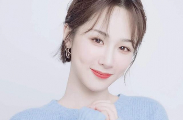 刘雯花1.6亿解约，杨紫转身接“辱华”代言？网友：掉钱眼里了