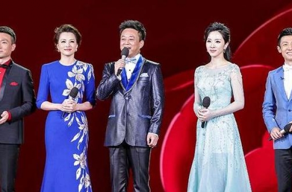 他是央视“新一哥”，结婚多年妻子“成谜”，今19岁儿子太优秀