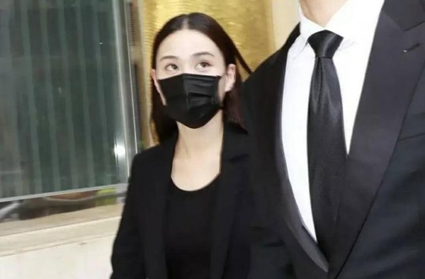 赌王千金何超莲携男友走机场，拼接外套配紧身裤，纤瘦身材太吸睛
