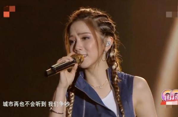 黄渤硬糖少女魔性组合，秦岚露肩礼服减龄，景甜侧脸皮肤下垂松弛