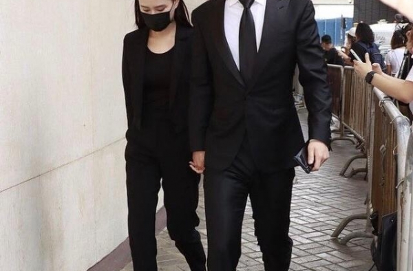 窦骁何超莲终于公开同框了，穿黑白装走机场，女方满眼爱意藏不住