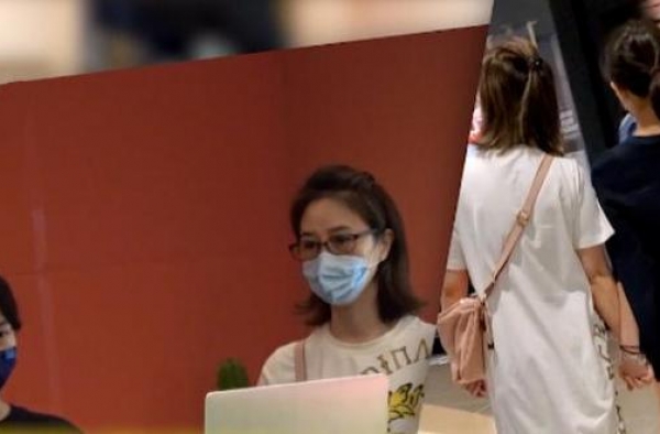 56岁关咏荷近况，与14岁女儿同框似姐妹，看手机动作暴露老态