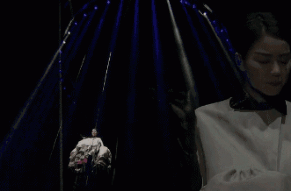 王菲和马云破次元合作！一身便装低调出场，马云叉腰献唱成K霸