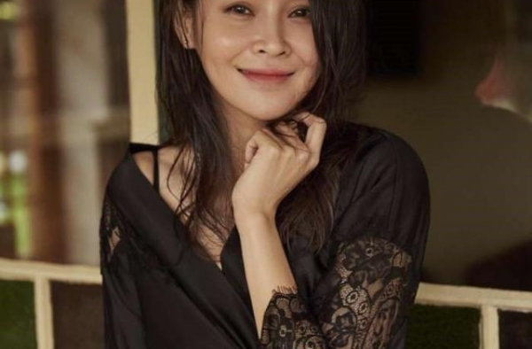 她放弃当外交官做演员，出道11年零绯闻，与富豪丈夫闪婚成赢家