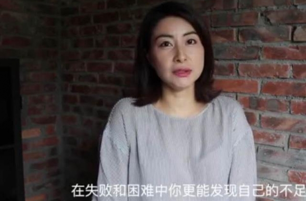 郭晶晶这次露面真尴尬了！阔太难得自己化妆，涂芭比粉口红老太多