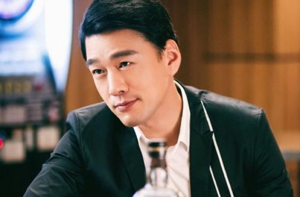 “娱乐圈第一富豪”王耀庆：因住女方家懒得搬走，顺便娶了个老婆